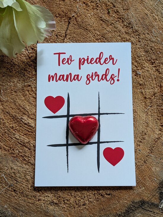 Apsveikuma kartiņa ar šokolādes sirsniņu - TEV PIEDER MANA SIRDS!