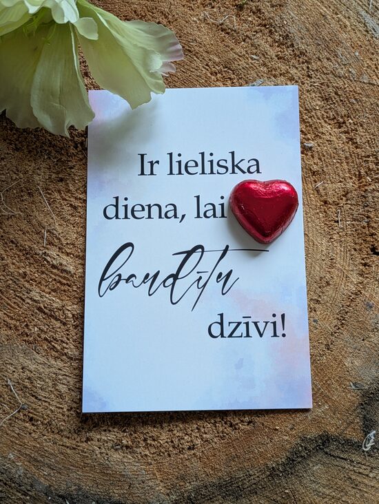 Apsveikuma kartiņa ar šokolādes sirsniņu - IR LIELISKA DIENA!